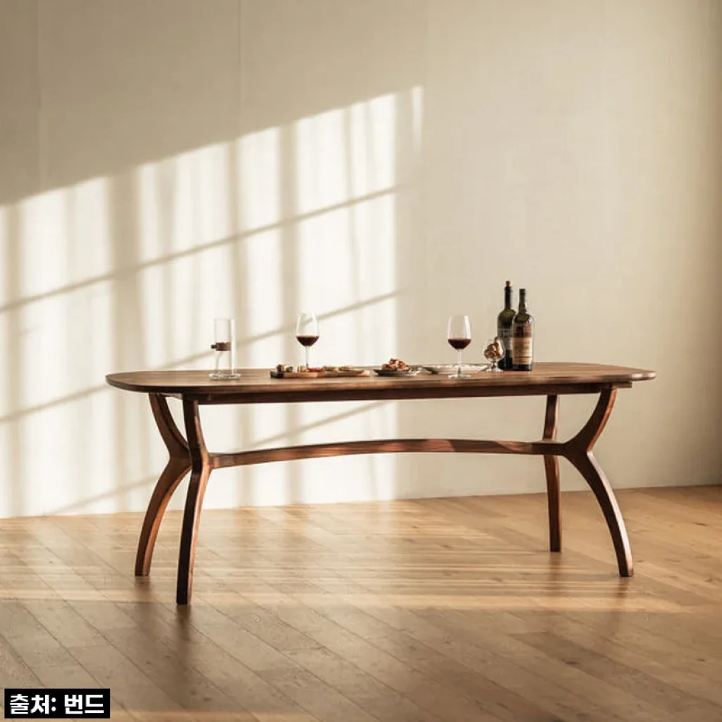 우리 집 거실의 품격을 높여준 번드 카린 원목 타원 식탁 테이블 월넛 1800, 직접 써보니!
