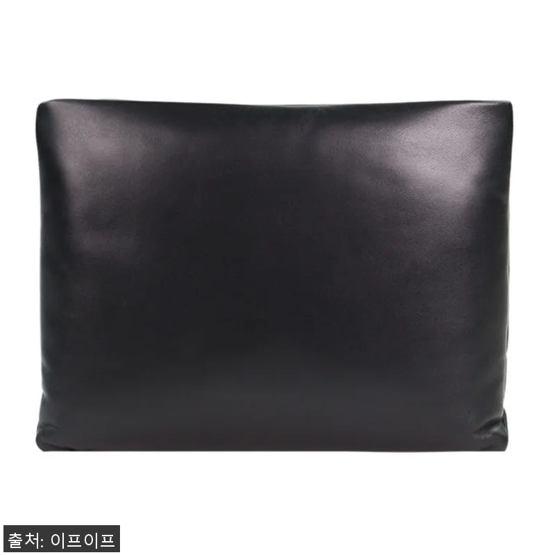 생로랑 패디드 로고 라지 클러치 사용 관련 이미지 1